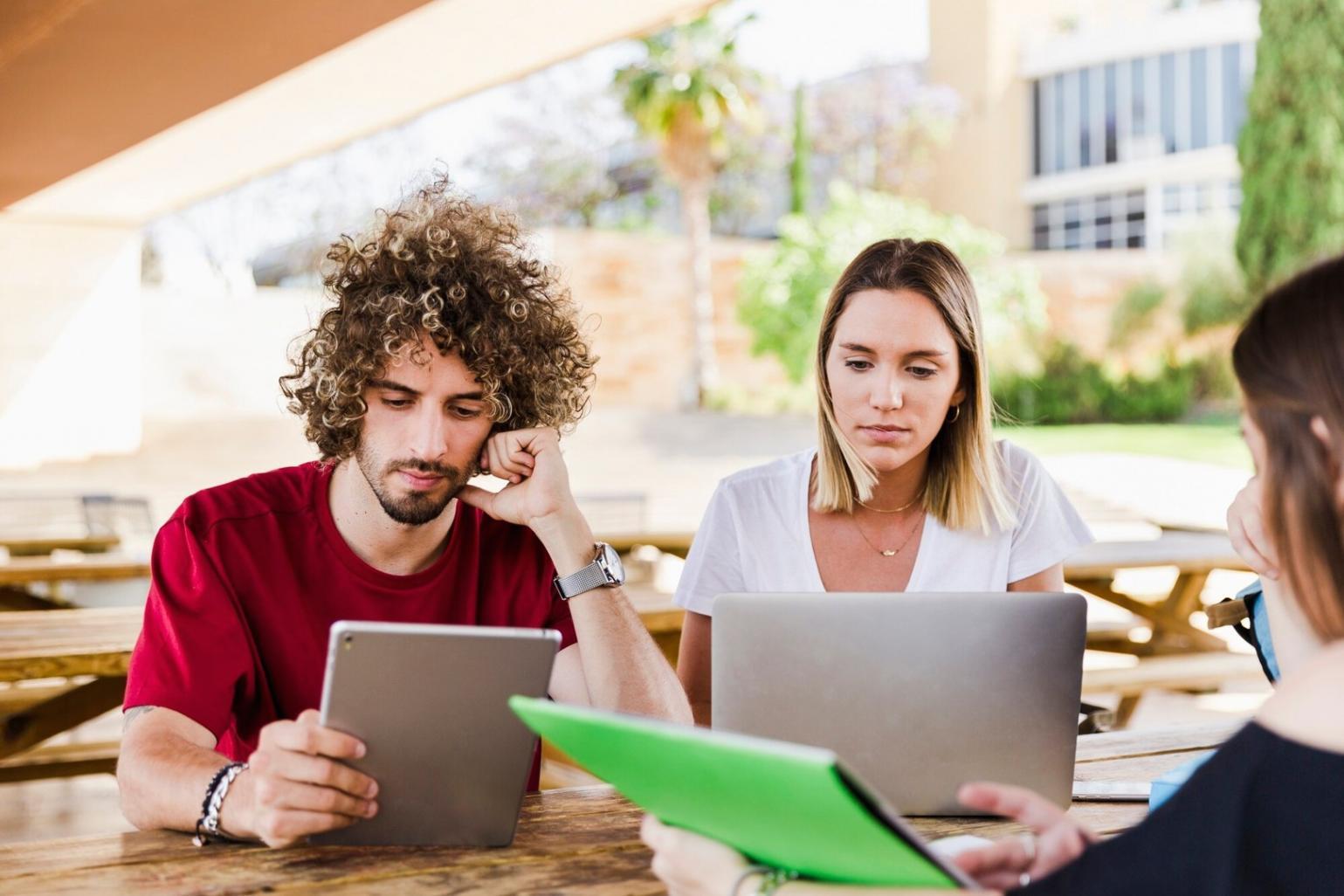 Équipe en formation financière collaborative